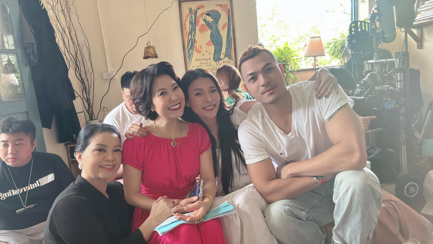 Diễn viên Thúy Diễm và diễn viên Hương Tươi thân thiết trong hậu trường.