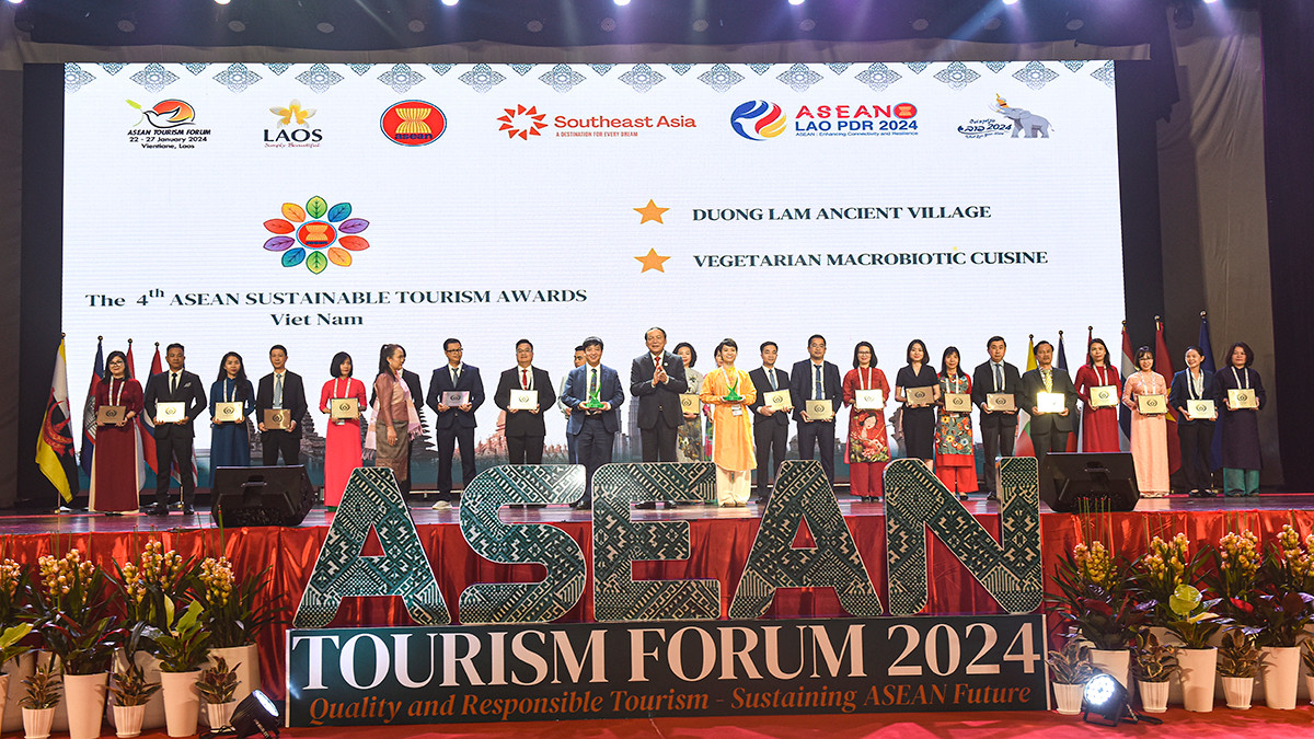 Bộ trưởng Nguyễn Văn Hùng trao giải thưởng sản phẩm du lịch bền vững ASEAN. Ảnh: TITC.