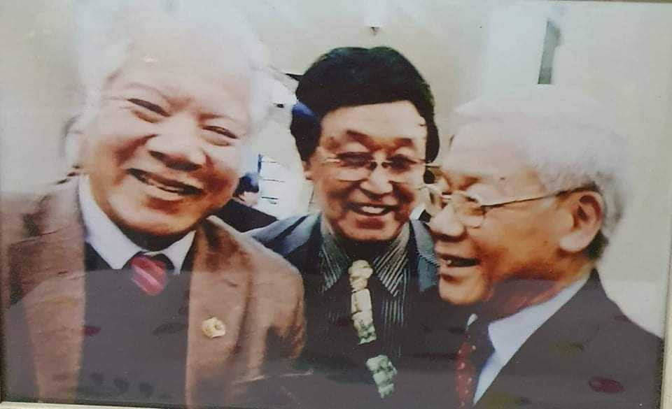 Trong mắt nhiều văn nghệ sĩ, Tổng Bí thư Nguyễn Phú Trọng là một người lãnh đạo gần gũi, thân thiết. Điều này để lại cho văn nghệ sĩ ấn tượng về một người lãnh đạo ấm áp. NSND Lê Chức (trái) vô cùng trân trọng những giây phút được gặp mặt, bày tỏ tâm tư với Tổng Bí thư Nguyễn Phú Trọng.