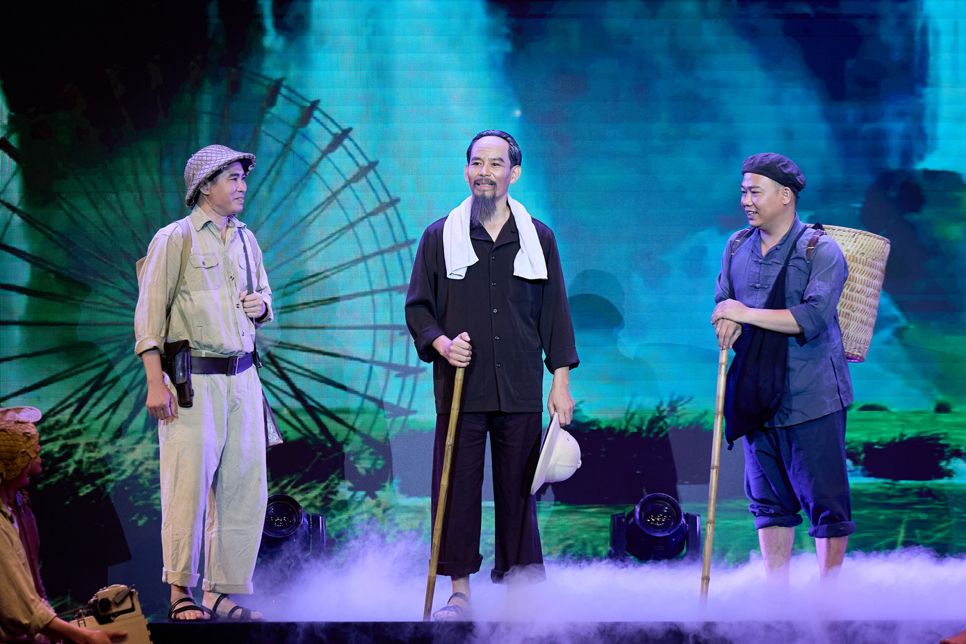 Ba chương còn lại của chương trình lần lượt mang tên: Tổ quốc gọi tên mình, Khúc tráng ca huyền thoại, Việt Nam dáng đứng rồng bay. Xuyên suốt hai chương đầu, những người làm chương trình mong muốn tái hiện hình tượng của Chủ tịch Hồ Chí Minh - Lãnh tụ vĩ đại của Đảng, của dân tộc. Người luôn nhìn thấu và phát huy cao độ sức mạnh đại đoàn kết toàn dân tộc cùng tinh thần anh hùng, bất khuất để đưa Cách mạng nước ta đạt được những thành tựu to lớn. Ảnh: Minh Khánh.