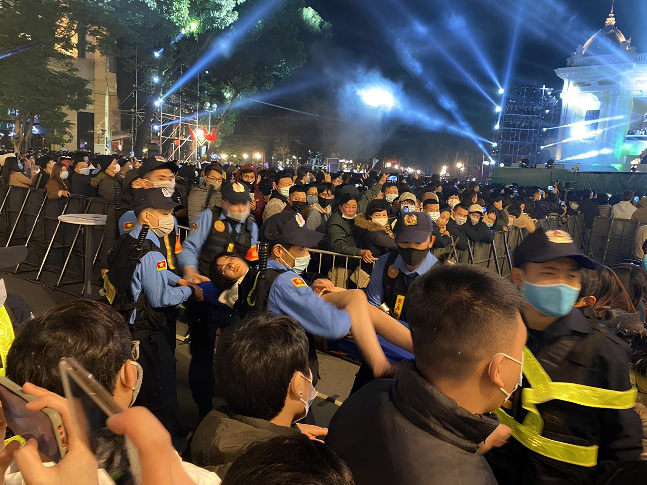 Một số khán giả ngất xỉu trong các đêm diễn đông đúc dịp cuối năm.