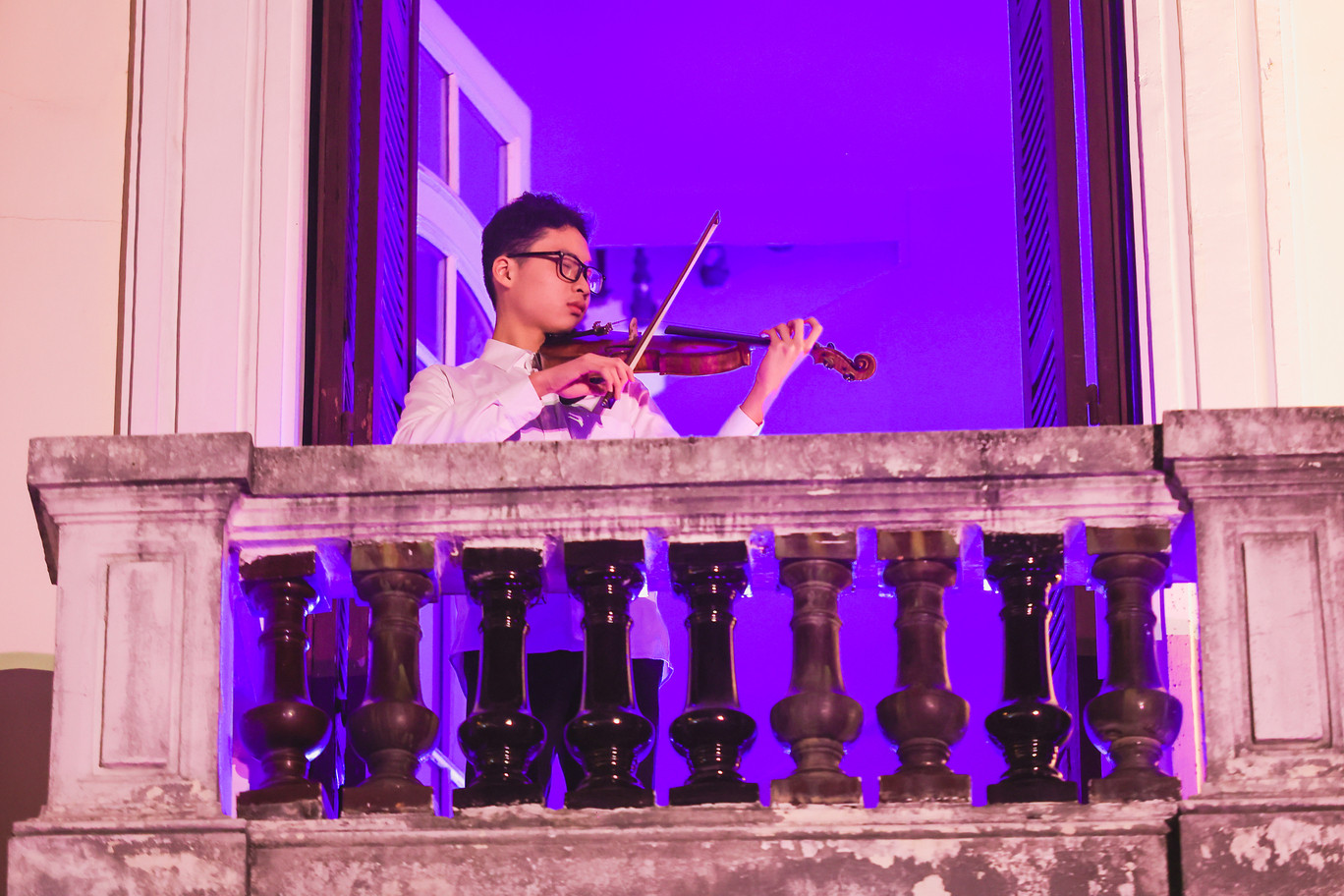 Buổi diễn mở đầu bằng tiết mục nhạc cổ điển và kết hợp hiệu ứng ánh sáng.