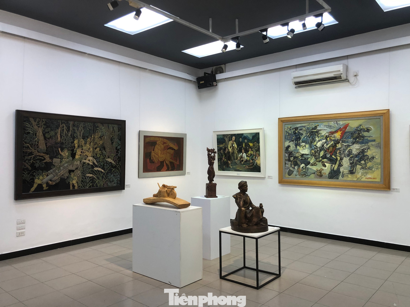 Lễ khai mạc triển lãm mỹ thuật Kỷ niệm 70 năm ngày chiến thắng Điện Biên Phủ diễn ra sáng ngày 3/5 tại Trung tâm Giám định và Triển lãm tác phẩm Mỹ thuật, Nhiếp ảnh (29 Hàng Bài, Hoàn Kiếm, Hà Nội). Đây là hoạt động văn hóa nghệ thuật quan trọng do Cục Mỹ thuật, Nhiếp ảnh và Triển lãm (Bộ VHTTDL) chủ trì, phối hợp cùng các đơn vị liên quan tổ chức nhân dịp kỷ niệm 70 năm chiến thắng Điện Biên Phủ (7/5/1954-7/5/2024).