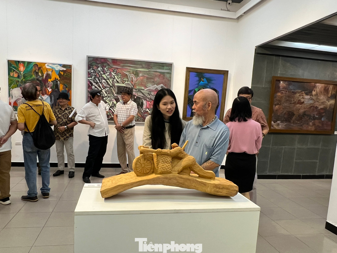 Các tác phẩm trong triển lãm được BTC tập hợp từ bộ sưu tập của Cục Mỹ thuật, Nhiếp ảnh và Triển lãm, Bảo tàng Lịch sử Quân sự Việt Nam, Hội Mỹ thuật Việt Nam và một số tác phẩm của tác giả được mời tham gia.