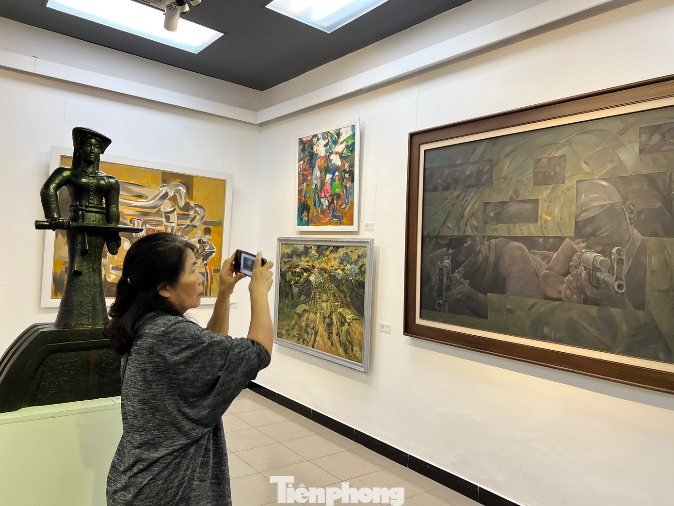 Triển lãm giới thiệu 70 tác phẩm tranh, tượng của 57 họa sĩ, nhà điêu khắc sáng tác về đề tài chiến tranh, cách mạng và cụ thể là chiến thắng Điện Biên Phủ. Các tác phẩm đều có nội dung và ý nghĩa sâu sắc, khắc họa rõ nét tinh thần đoàn kết dân tộc và ý chí quật cường vượt lên khó khăn, gian khổ trong chiến tranh của quân và dân ta trong chiến tranh.