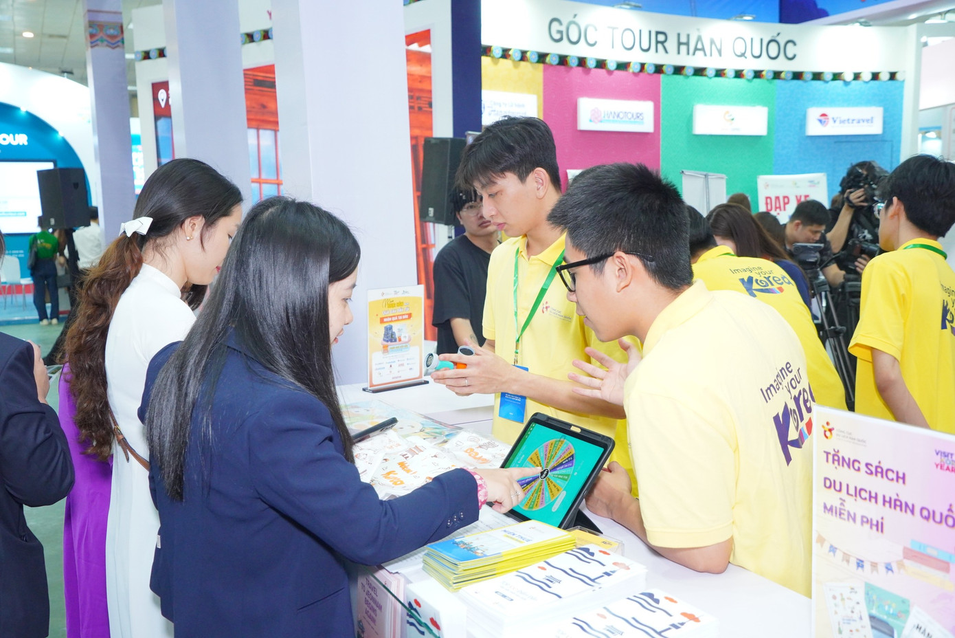 Du khách chơi trò chơi, nhận quà tại Hội chợ Du lịch quốc tế Hà Nội 2024. Du khách chơi trò chơi, nhận quà tại Hội chợ Du lịch quốc tế Hà Nội 2024.