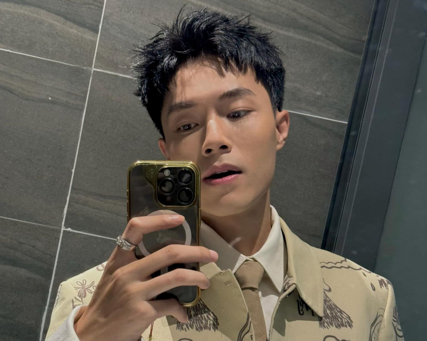 Liên quan đến bài đăng ẩn ý về một số nghệ sĩ dùng quyền lực chèn ép nghệ sĩ trẻ, đồng nghiệp nói xấu lẫn nhau trước đây Phan Đạt khẳng định bản thân lên tiếng không phải vì bản thân mà vì danh dự. Liên quan đến bài đăng ẩn ý về một số nghệ sĩ dùng quyền lực chèn ép nghệ sĩ trẻ, đồng nghiệp nói xấu lẫn nhau trước đây Phan Đạt khẳng định bản thân lên tiếng không phải vì bản thân mà vì danh dự.