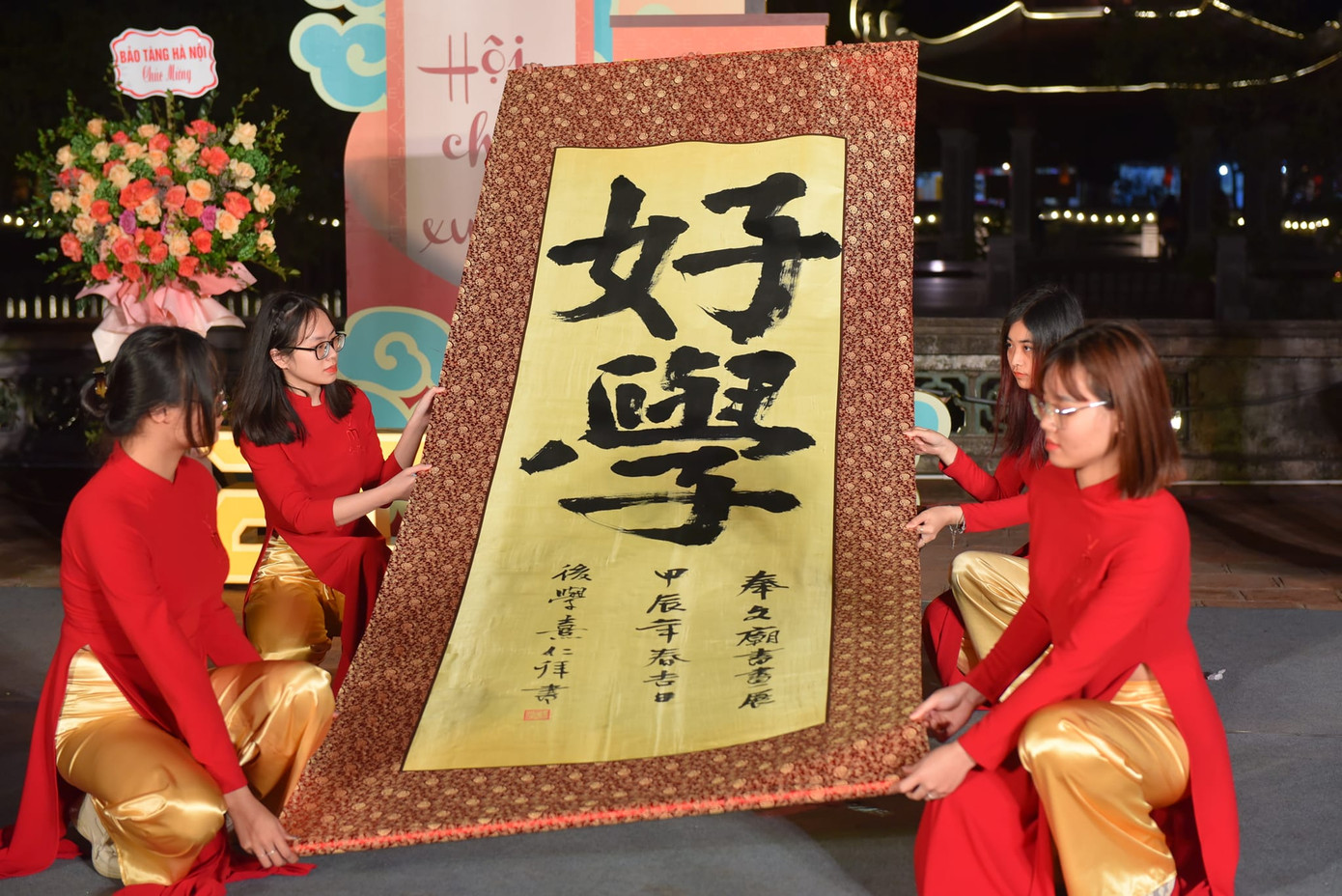 Điểm nhấn của Hội chữ Xuân 2024 là không gian trưng bày Con đường chữ với 9 hàng cột đôi biểu tượng cho con đường học vấn. Chữ viết trên 18 trụ cột đó đều ghi chép, viết lại các nội dung kinh điển của nho giáo, khoa cử ngày xưa. 18 cột với 9 đôi trụ cũng biểu tượng cho hình ảnh 18 con rồng bay lên cao - nơi có trăm hoa đua nở, trăm nhà đua tiếng, đua sắc đua tài. Điểm nhấn của Hội chữ Xuân 2024 là không gian trưng bày Con đường chữ với 9 hàng cột đôi biểu tượng cho con đường học vấn. Chữ viết trên 18 trụ cột đó đều ghi chép, viết lại các nội dung kinh điển của nho giáo, khoa cử ngày xưa. 18 cột với 9 đôi trụ cũng biểu tượng cho hình ảnh 18 con rồng bay lên cao - nơi có trăm hoa đua nở, trăm nhà đua tiếng, đua sắc đua tài.