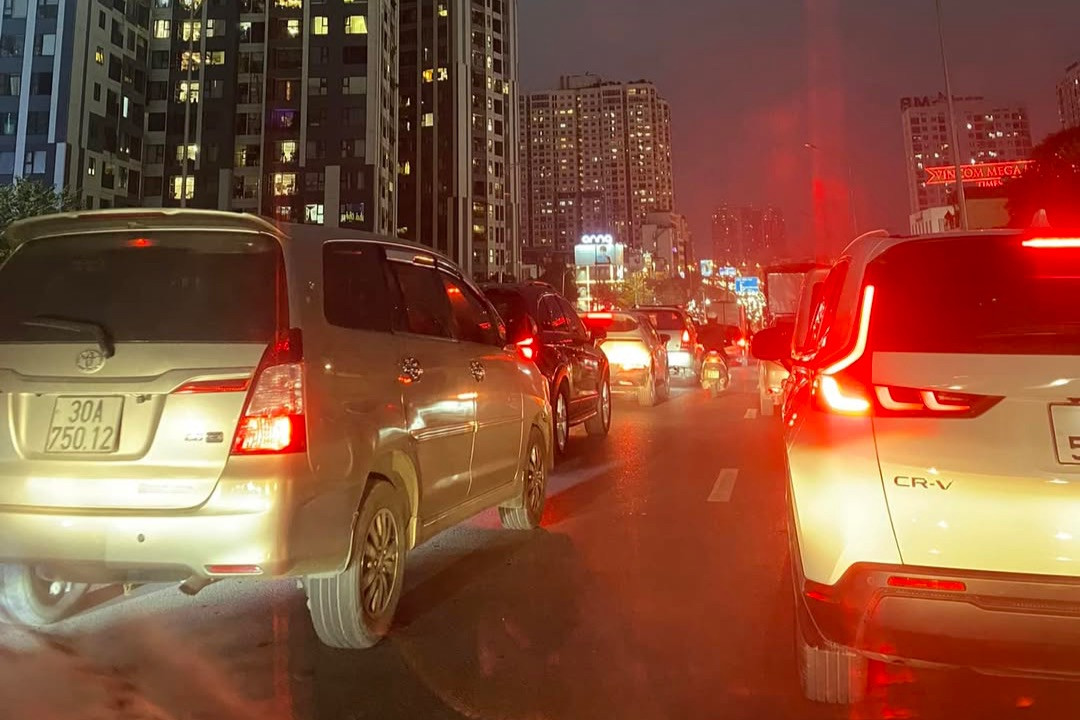 Từ cuối giờ chiều, tại cầu Vĩnh Tuy ghi nhận tình trạng ùn tắc kéo dài. Theo phản ánh của người dân mọi ngả đường hướng về phía Hưng Yên, từ cầu Vĩnh Tuy, Cổ Linh, cầu Thanh Trì tới đê Xuân Quan, Bát Tràng, Bát Khối, tới Đường 5, Trâu Quỳ, Gia Lâm... đều gặp tình trạng ùn tắc.