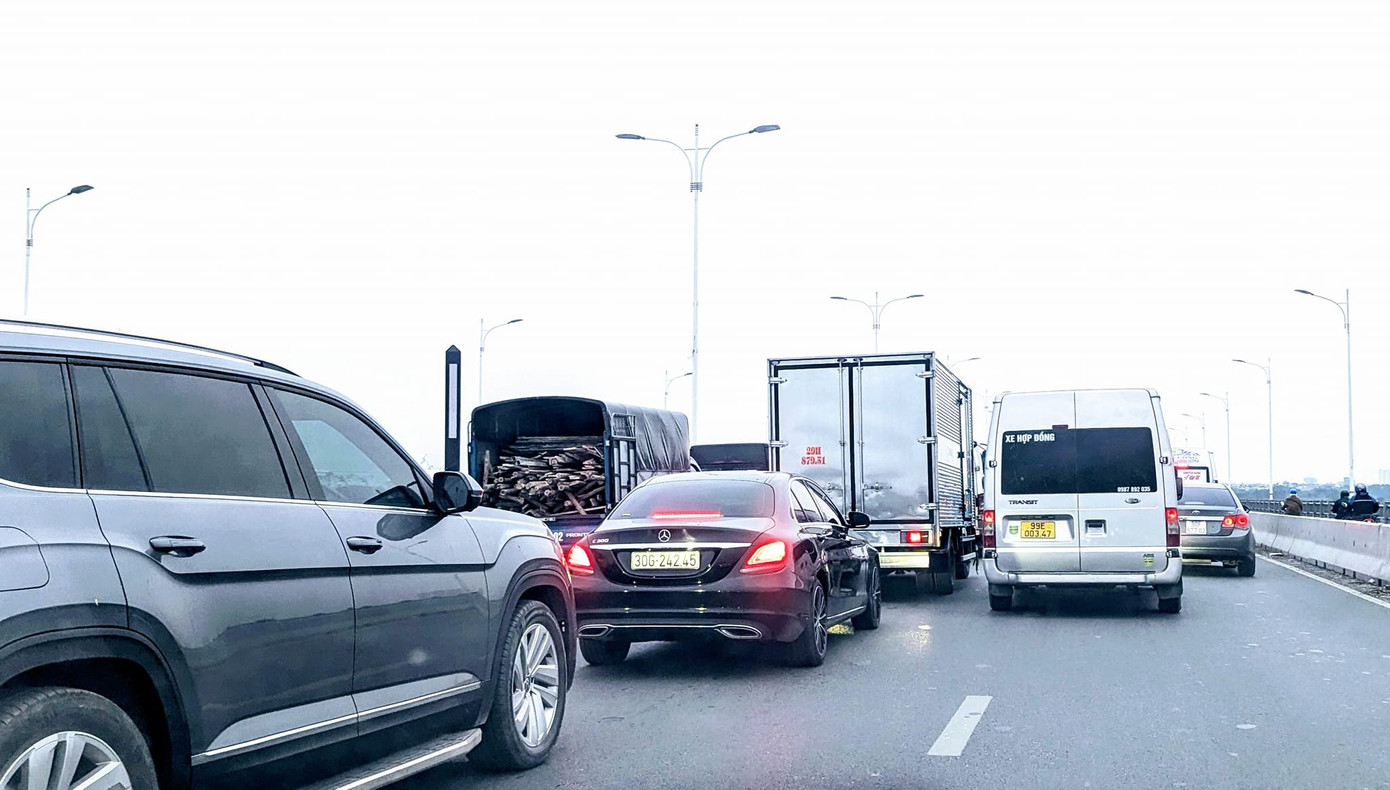 Từ cuối giờ chiều, tại cầu Vĩnh Tuy ghi nhận tình trạng ùn tắc kéo dài. Theo phản ánh của người dân mọi ngả đường hướng về phía Hưng Yên, từ cầu Vĩnh Tuy, Cổ Linh, cầu Thanh Trì tới đê Xuân Quan, Bát Tràng, Bát Khối, tới Đường 5, Trâu Quỳ, Gia Lâm... đều gặp tình trạng ùn tắc.