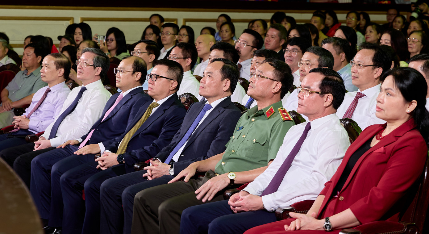 Chương trình có sự tham dự của Ủy viên T.Ư Đảng, Trưởng Ban Kinh tế T.Ư, Phó Thủ tướng Chính phủ Trần Lưu Quang, Phó Trưởng Ban Tuyên giáo T.Ư, Chủ tịch Hội Nhà báo Việt Nam Lê Quốc Minh, Ủy viên dự khuyết T.Ư Đảng, Phó Trưởng Ban Tuyên giáo T.Ư, Tổng biên tập Tạp chí Cộng sản Lê Hải Bình, Trung tướng Phạm Thế Tùng, Thứ trưởng Bộ Công an... cùng lãnh đạo các ban, bộ, ngành và đông đảo cán bộ, chiến sĩ, nhân dân. Ảnh: Minh Khánh.