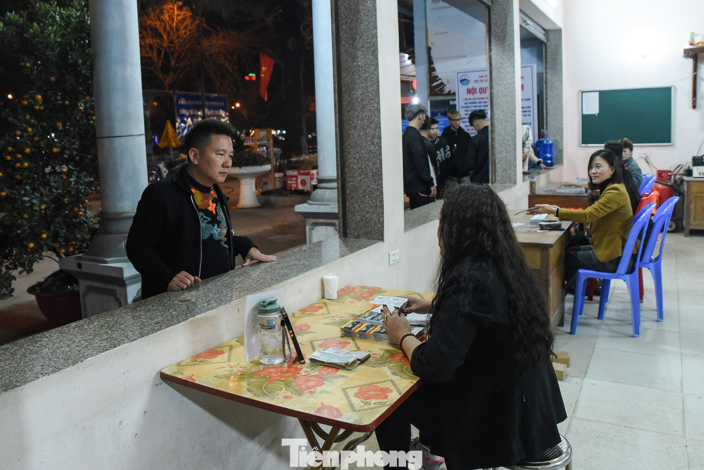 Ở mùa lễ hội Chùa Hương 2024, BTC chính thức vận hành hình thức bán vé điện tử và thử nghiệm xe điện vận chuyển khách. Khoảng 110 xe điện được vận hành, với giá vé 20.000 đồng/người/lượt. Quầy mua vé thuyền, đò ghi nhận lượng khách thấp, lác đác một vài đoàn lên tới hàng chục người.