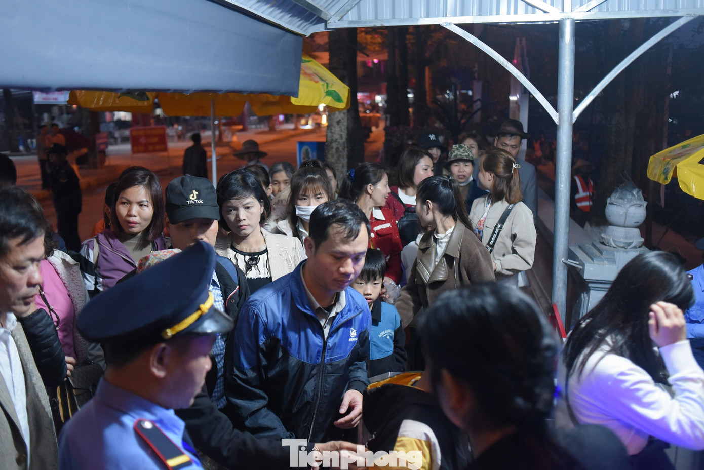 Đến 6h sáng, lượng khách bắt đầu tăng lên nhưng không đáng kể. Số lượng đoàn có hơn chục khách chỉ đếm trên đầu ngón tay.