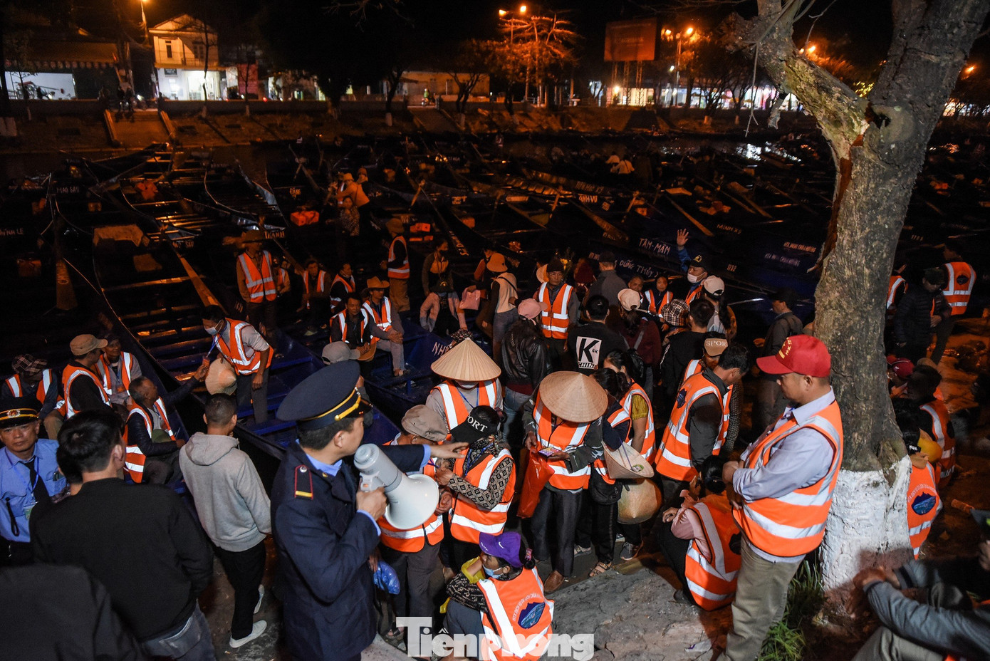 Đa phần du khách sắp xếp thời gian đi trong Tết và dồn vào ngày cuối cùng của đợt nghỉ lễ. Vì vãn khách, nhiều lái đò xếp hàng, tụ tập nói chuyện với nhau trong khi chờ khách.