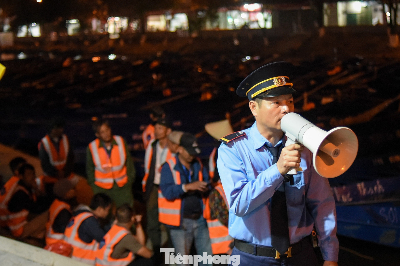 Mùng 3 Tết Giáp Thìn (12/2) - ngày đầu tiên bán vé mùa lễ hội năm 2024 - có hơn 21.000 người đến vãn cảnh, chiêm bái tại. Riêng ngày Mùng 4 Tết có khoảng 56.000 lượt du khách tới Chùa Hương du xuân, trẩy hội.