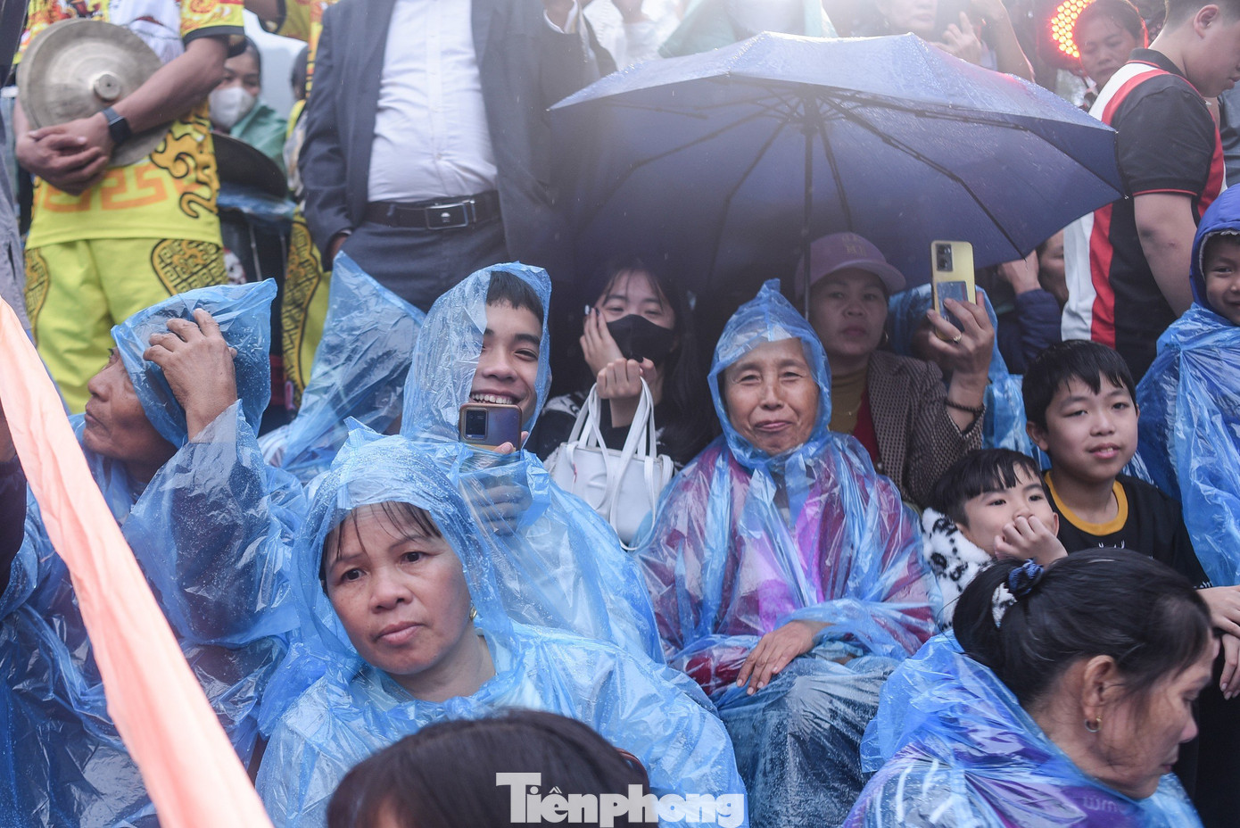 Người dân háo hức chờ đợi chờ đợi những màn biểu diễn nghệ thuật ngày khai hội. Lễ khai hội mở màn bằng màn múa lân sôi động. Chương trình nghệ thuật trong lễ khai hội khá lâu với phần biểu diễn hầu đồng, hát hầu văn...