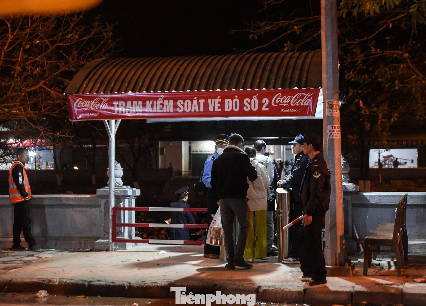 Từ 5h sáng đã có khá đông du khách xếp hàng lên thuyền, đò ở bến Yến (Khu di tích và danh thắng Hương Sơn). Tuy nhiên, số lượng khách không đông như hôm qua (mùng 5 tháng Giêng). Nhiều thuyền vẫn trống khách, không xảy ra tình trạng ùn ứ, tắc nghẽn.