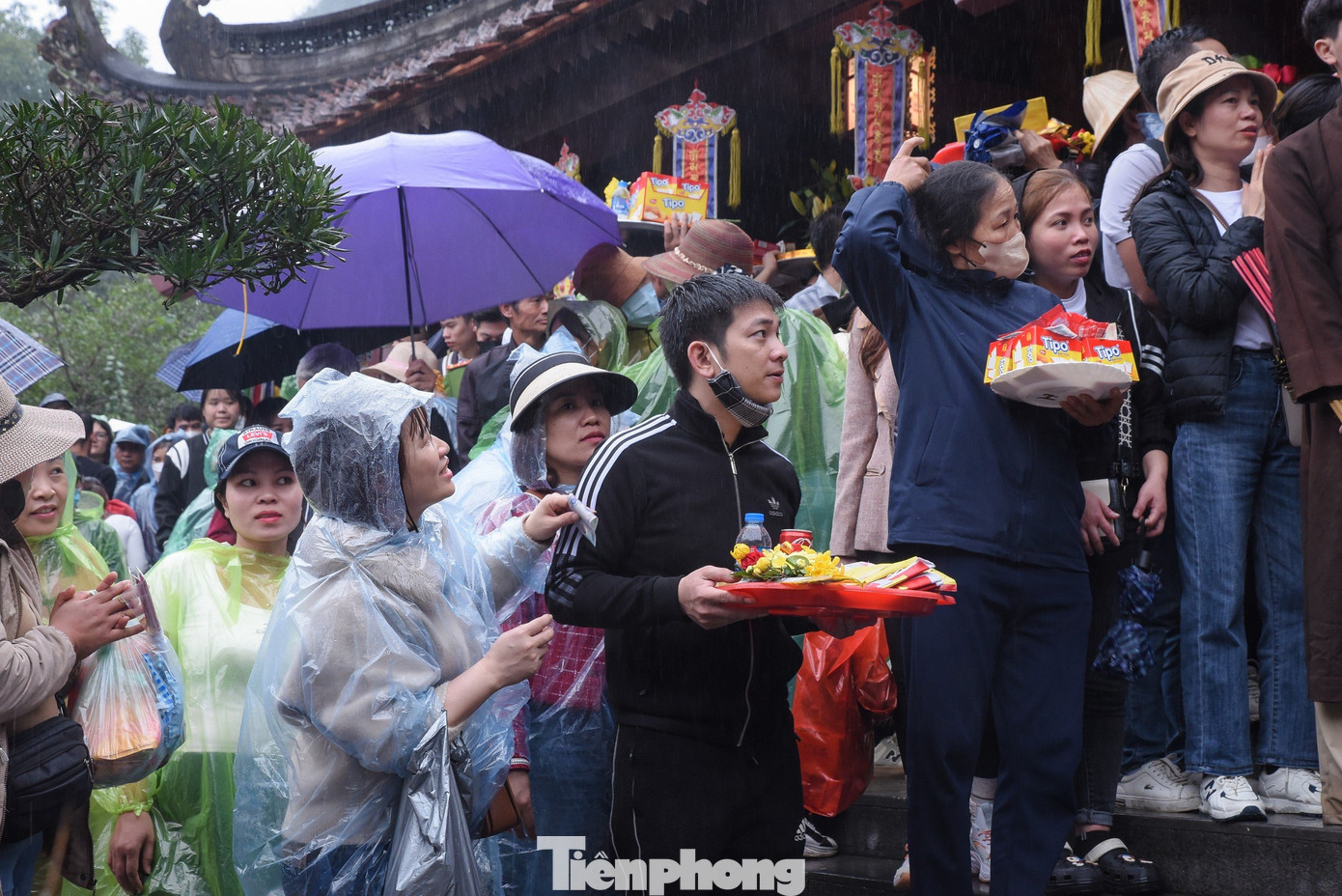Dù trời mưa to, số lượng người đổ về chùa Thiên Trù không suy giảm. Nhiều người chuẩn bị sẵn mâm lễ nhằm cầu mong một năm mới vui vẻ, hạnh phúc, sức khỏe dồi dào.