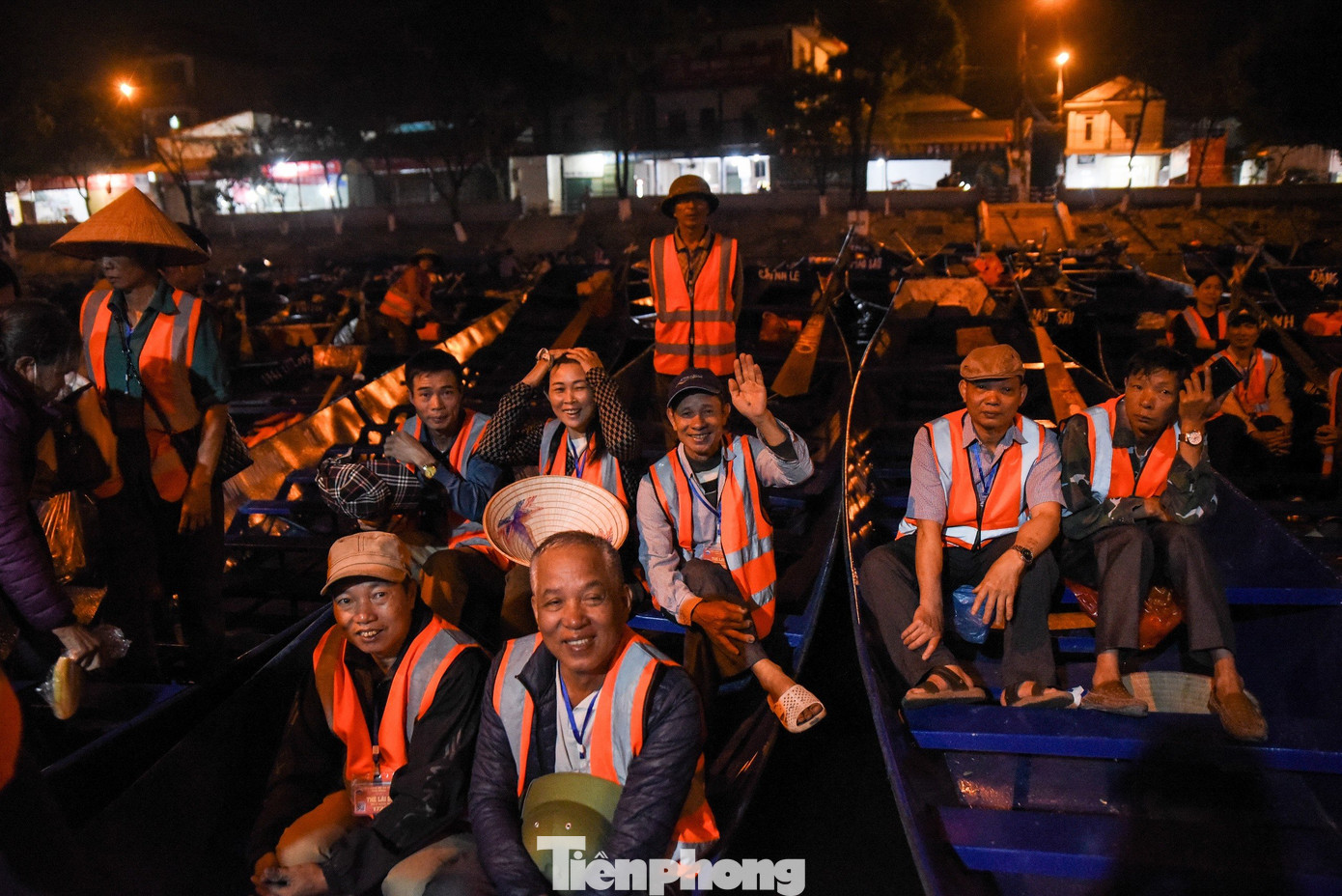 Không xuất hiện trên bảng giá niêm yết của khu di tích, tuy nhiên nếu du khách có nhu cầu đi cùng đoàn, không đi chung với đoàn khác có thể chọn bao thuyền đò. Theo đó, nếu đoàn có 4 người, du khách phải trả thêm 170.000 đồng (2 vé) cho lái đò để được khởi hành.