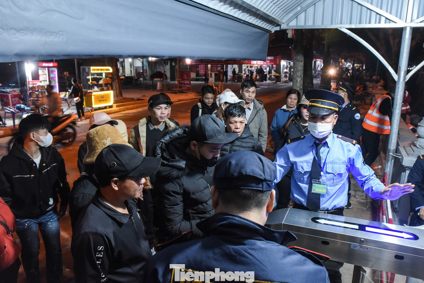 Ở mỗi cổng soát vé có 4 bảo vệ liên tục hướng dẫn, sắp xếp chỗ ngồi cho khách. Ngày khai hội rơi vào ngày thường cũng là ngày đầu tiên người dân đi làm trở lại sau Tết.