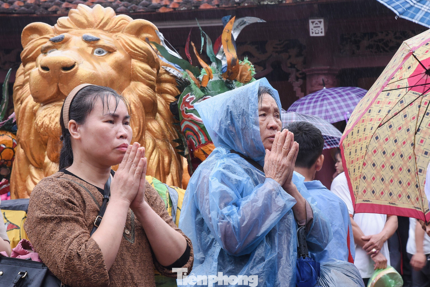 Dự kiến số người đổ về chùa Hương trong dịp đầu xuân tăng cao, BTC lễ hội tập trung các lực lượng nhằm bảo đảm an ninh trật tự, an toàn cho lễ hội. Từ ngày mùng 3 Tết Nguyên đán Giáp Thìn đến nay, Khu di tích quốc gia đặc biệt quần thể Hương Sơn đã đón trên 10 vạn du khách, trong đó riêng ngày khai hội đón khoảng gần 4 vạn lượt khách.