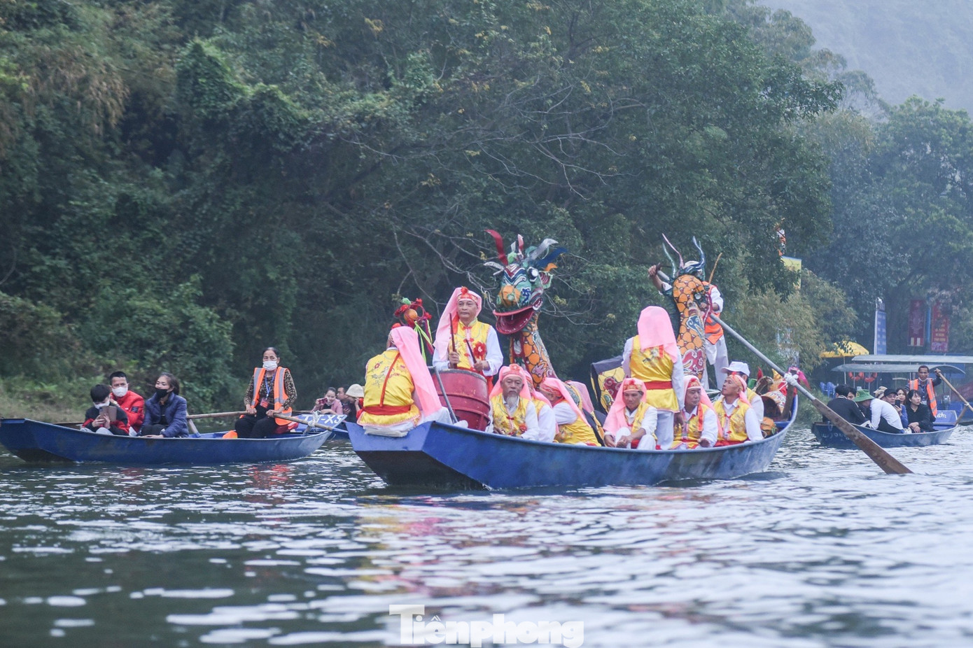 Sáng 15/2 (tức mùng 6 tháng Giêng), Lễ khai hội chùa Hương 2024 (huyện Mỹ Đức, TP. Hà Nội) diễn ra tại sân Thiên Trù. Từ sớm, khu vực suối Yến hướng vào bến Trò tấp nập thuyền chở khách thập phương tới khai hội.