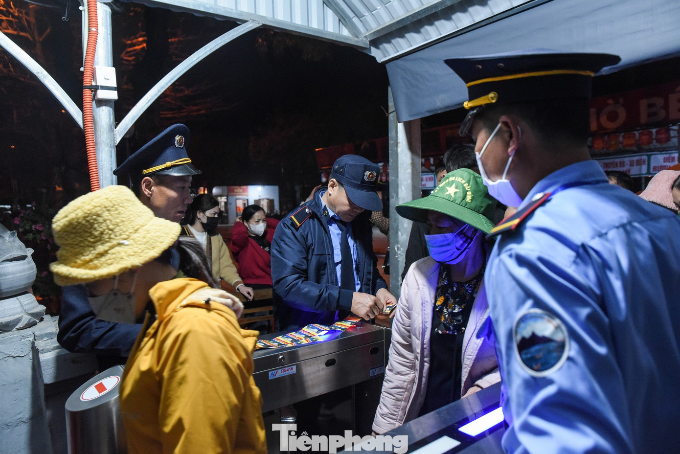 Một số lái đò than thở về số lượng khách có sự sụt giảm lớn so với những ngày trước đó. Theo bảo vệ tại cửa soát vé đò số 3, mùng 5 Tết đã có hơn 5.000 qua cửa soát vé này. Hiện nay, tại bến Yến có tổng 9 cửa soát vé hoạt động hết công suất.