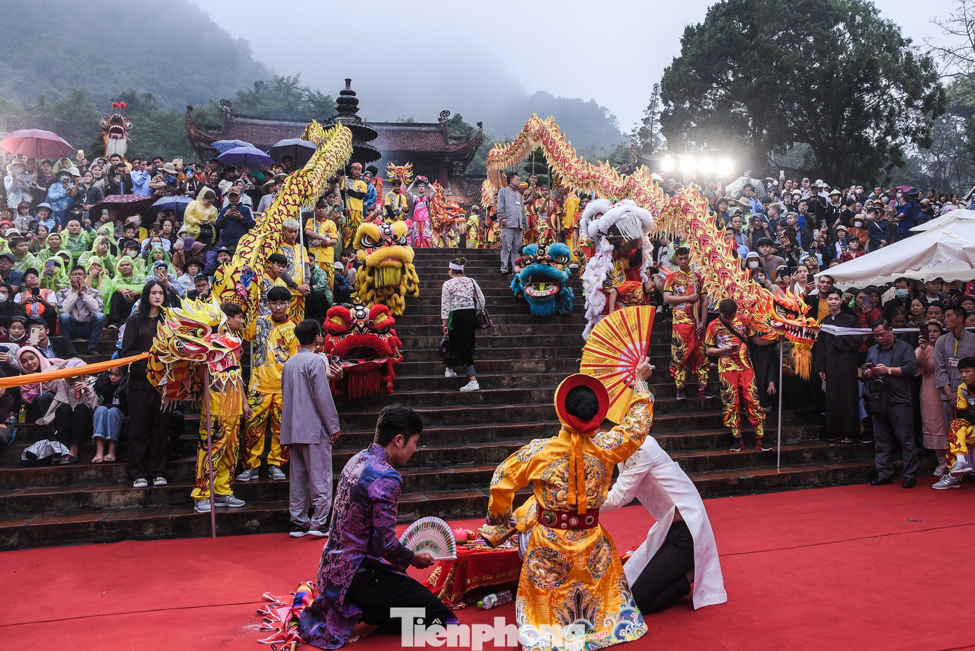 Với sự chuẩn bị kỹ lưỡng, từ xa, từ sớm, các nẻo đường dẫn tới chùa Hương trong sáng mùng 6 tháng Giêng thông thoáng, sạch sẽ, không xảy ra tình trạng ách tắc giao thông. Trong không gian diễn ra khai hội, lượng khách tuy đông hơn, song các hoạt động vẫn diễn ra trong an toàn, trật tự.