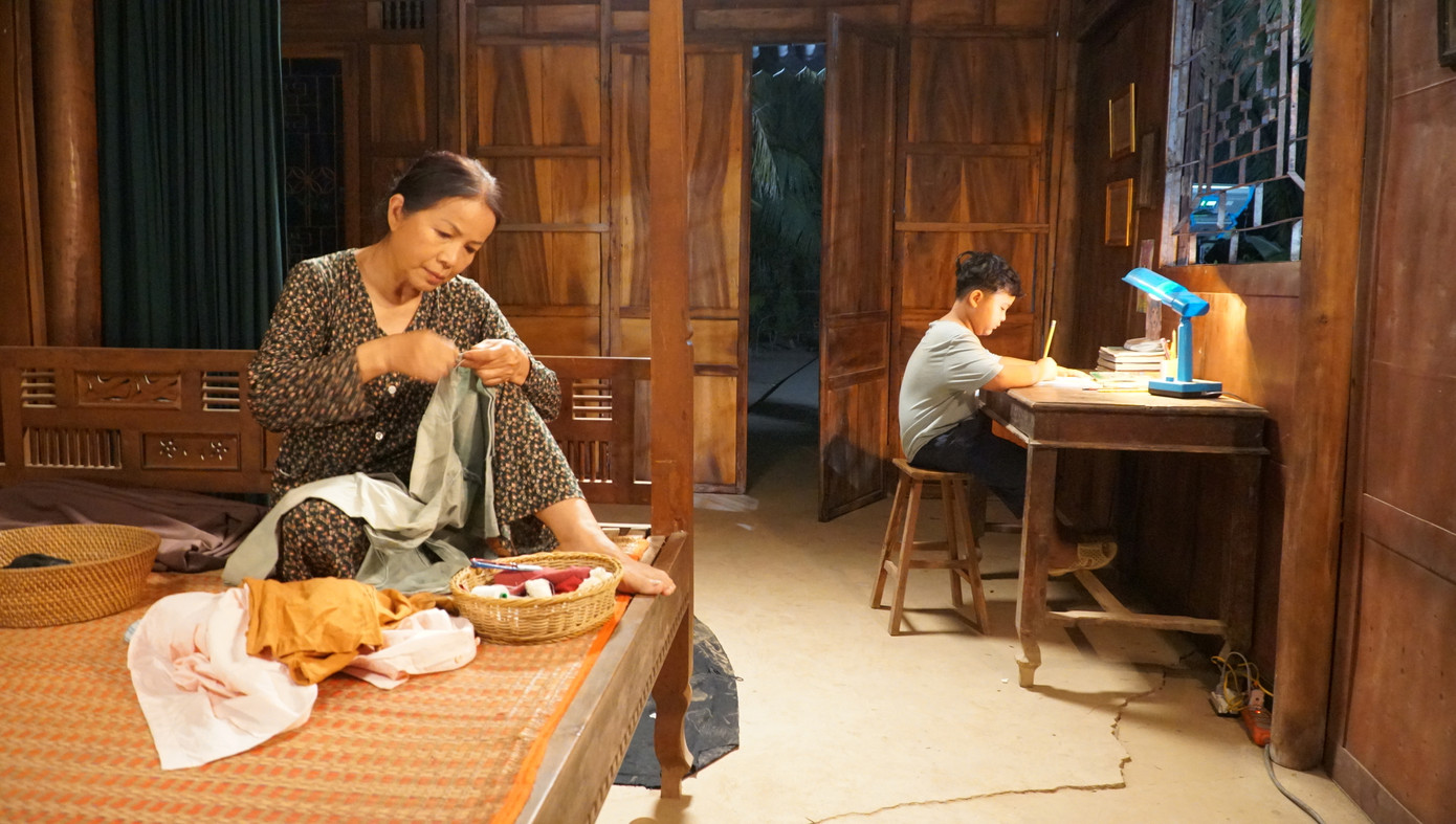 Đảm nhận nhân vật người mẹ tần tảo, hết lòng vì con cháu là NSƯT Minh Trang. Bà già đi bụi xoay quanh bà Năm trên hành trình thực hiện ước mơ tuổi xế chiều. Bà cho rằng khi đã hoàn thành nhiệm vụ nuôi dạy, chăm sóc con cháu nên người, bà sẽ có cuộc sống như mình mong muốn. Tuy nhiên, không ai hiểu, thông cảm cho những mong ước đó của bà.