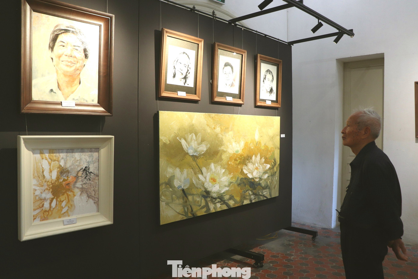 Giới trí thức Hà thành đi cùng lịch sử hình thành và phát triển của Thủ đô. Những gương mặt được chọn trải dài theo lịch sử, có thể kể đến những nhà văn hóa Cao Bá Quát, Nguyễn Siêu, các tứ kiệt của hội họa Đông Dương như Phổ - Thứ - Lựu - Đàm, Nghiêm - Liên - Sáng - Phái, nhạc sĩ Trần Tiến, đạo diễn Trần Văn Thủy - tác giả phim tài liệu Hà Nội trong mắt ai tác phẩm được lấy tên cho triển lãm…