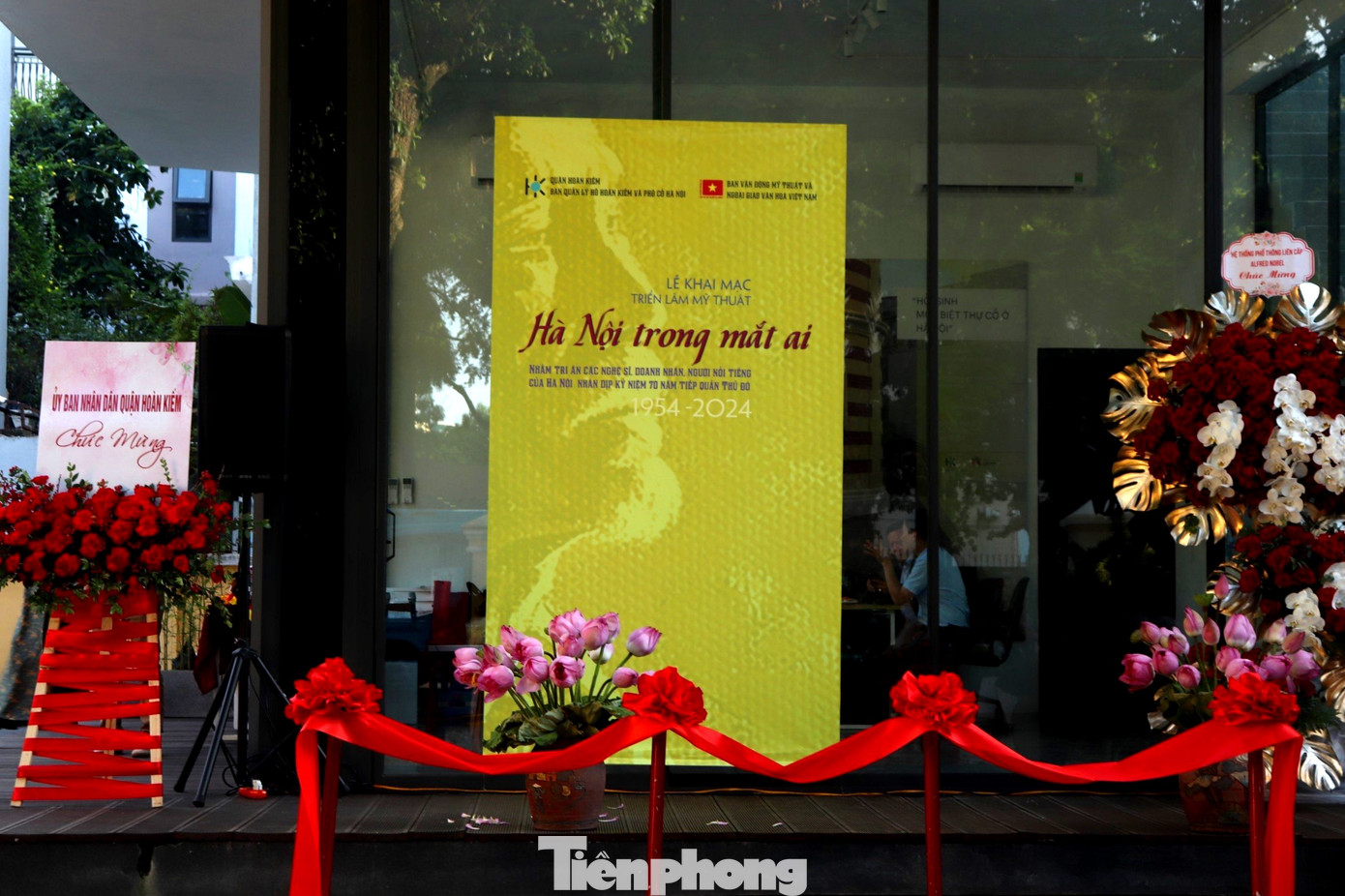 Nhân kỷ niệm 70 năm ngày Tiếp quản Thủ đô (1954-2024), các họa sĩ của ban Vận động Mỹ thuật và Ngoại giao văn hóa Việt Nam phối hợp với UBND Hoàn Kiếm giới thiệu 40 gương mặt tiêu biểu của văn chương, âm nhạc, doanh nhân Hà Nội tại triển lãm mang tên Hà Nội trong mắt ai.