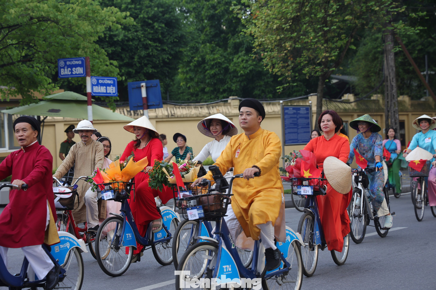 Hành trình khởi đầu tại Hoàng thành Thăng Long. Sau đó đoàn xe đạp đi qua các tuyến phố lịch sử như Hoàng Diệu, Điện Biên Phủ, Hùng Vương, Phan Đình Phùng, và một số địa danh như Lăng Chủ tịch Hồ Chí Minh, Phủ Chủ tịch, Tháp nước Hàng Đậu, cầu Long Biên, chợ Đồng Xuân. Hành trình kết thúc tại Đoan Môn, khu di tích Hoàng thành Thăng Long.