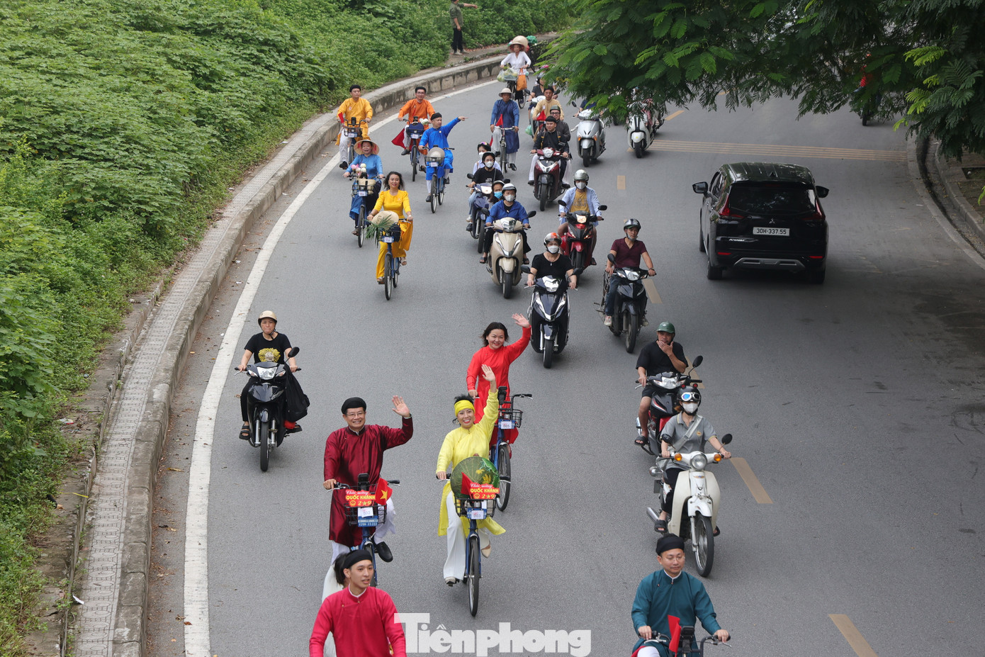 Đây cũng là hoạt động mở màn cho chuỗi sự kiện trong khuôn khổ chương trình Lễ hội Áo dài du lịch Hà Nội năm 2024 gắn kết áo dài với di sản và điểm đến du lịch Hà Nội.