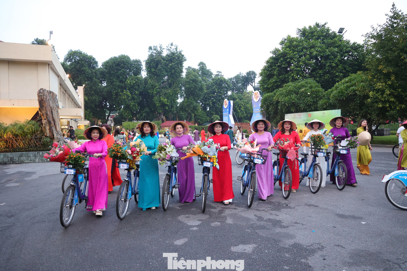 Nhằm tôn vinh các giá trị di sản văn hóa, Sở Du lịch Hà Nội phối hợp với Câu lạc bộ Đình Làng Việt, Trung tâm Bảo tồn Di sản Thăng Long - Hà Nội tổ chức sự kiện Áo dài kết nối du lịch với di sản Hà Nội năm 2024.