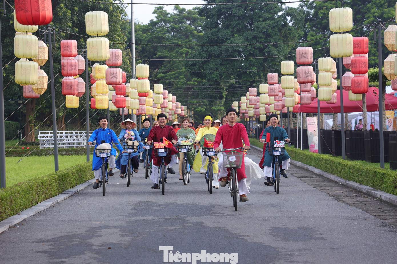 Chương trình Áo dài kết nối du lịch và di sản diễn ra từ 5h30 ngày 1/9, quy tụ hơn 100 người tham dự. Tất cả mặc trang phục áo dài truyền thống để diễu hành.