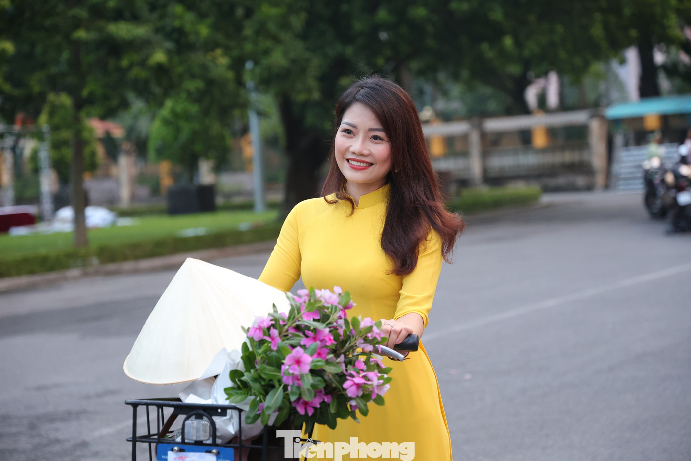 Đây là chuyến diễu hành bằng xe đạp với áo dài qua nhiều tuyến phố và di tích lịch sử nổi bật của Thủ đô.