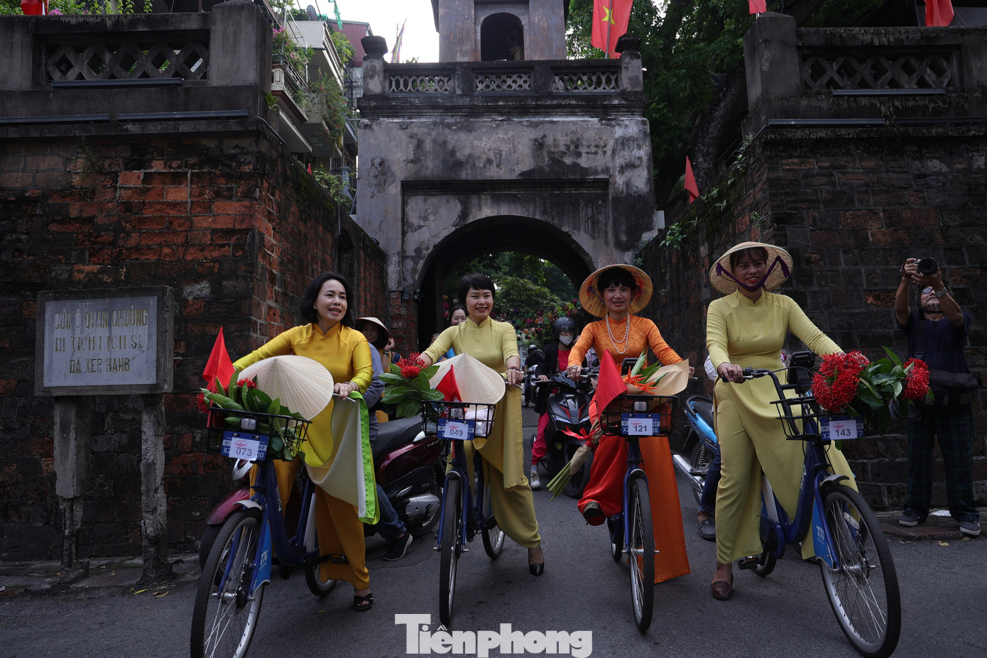 Việc kết hợp đạp xe và mặc áo dài để khám phá các địa điểm di sản văn hóa tiêu biểu tại Hà Nội mang trong mình nhiều ý nghĩa sâu sắc, góp phần kết nối du lịch và di sản một cách độc đáo và hiệu quả.