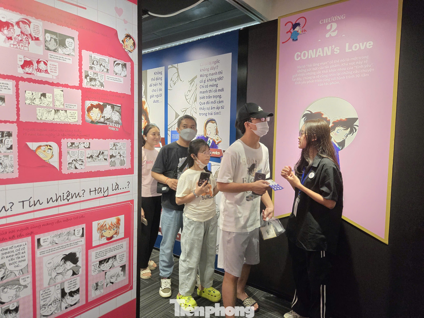 Ngay từ sớm, nhiều bạn trẻ đã xếp hàng để vào triển lãm. Mỗi lượt tham quan chỉ có khoảng 15 khách. Điều này hạn chế sự đông đúc quá mức trong mỗi phòng, nhằm tối ưu hóa mức độ thưởng thức của người xem.