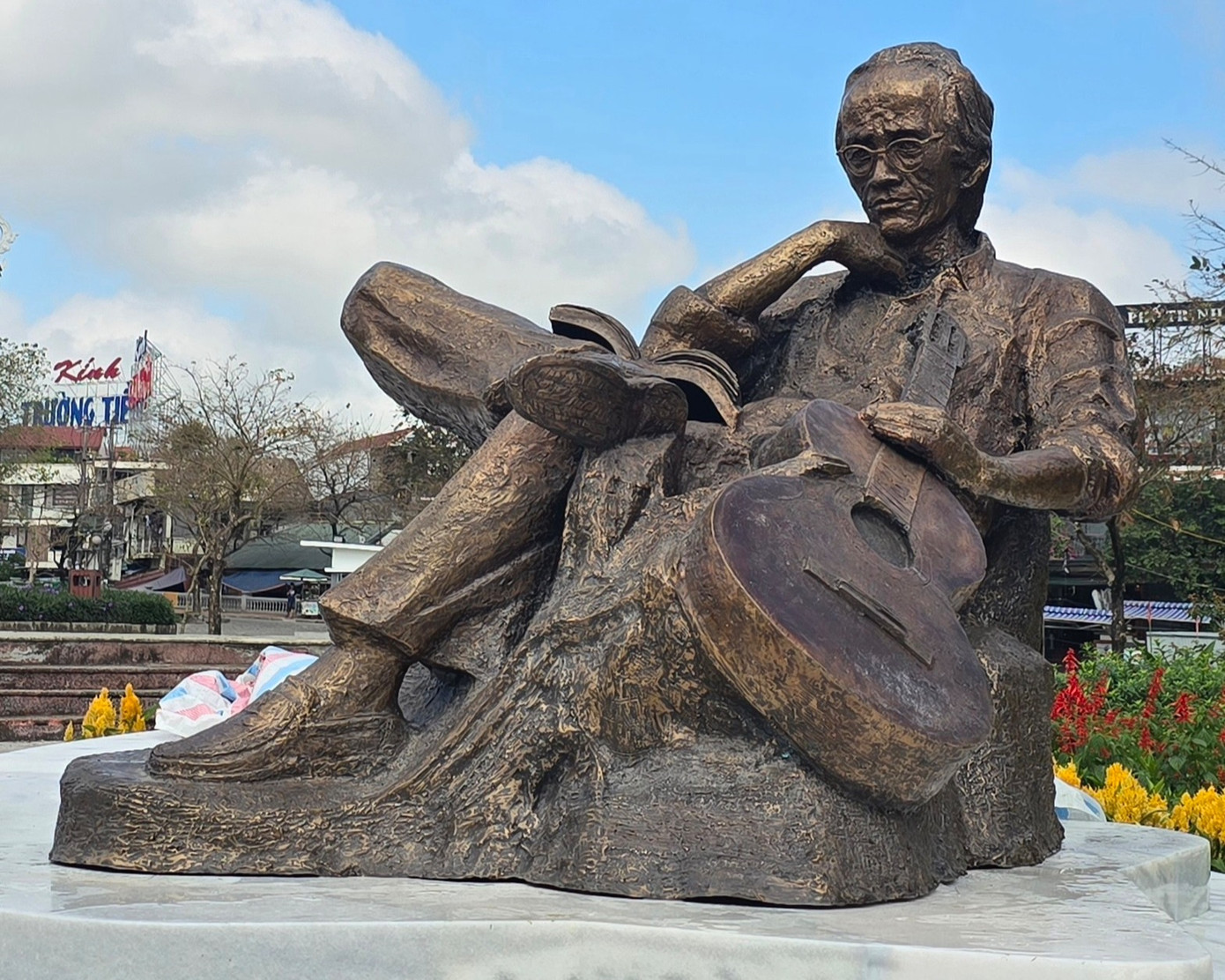 Tượng nhạc sĩ Trịnh Công Sơn được đặt tại công viên đường Trịnh Công Sơn, ven bờ sông Hương. Tượng nhạc sĩ Trịnh Công Sơn được đặt tại công viên đường Trịnh Công Sơn, ven bờ sông Hương.