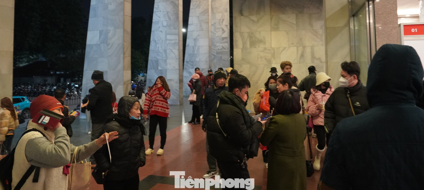 Bên cạnh đó, nhiều người bán vé khẳng định bỏ vé nếu không bán được vé với giá mong muốn bởi nhiều khán giả mang tâm lý mua vé “rẻ như cho” khi mua tại cửa, sát giờ diễn.