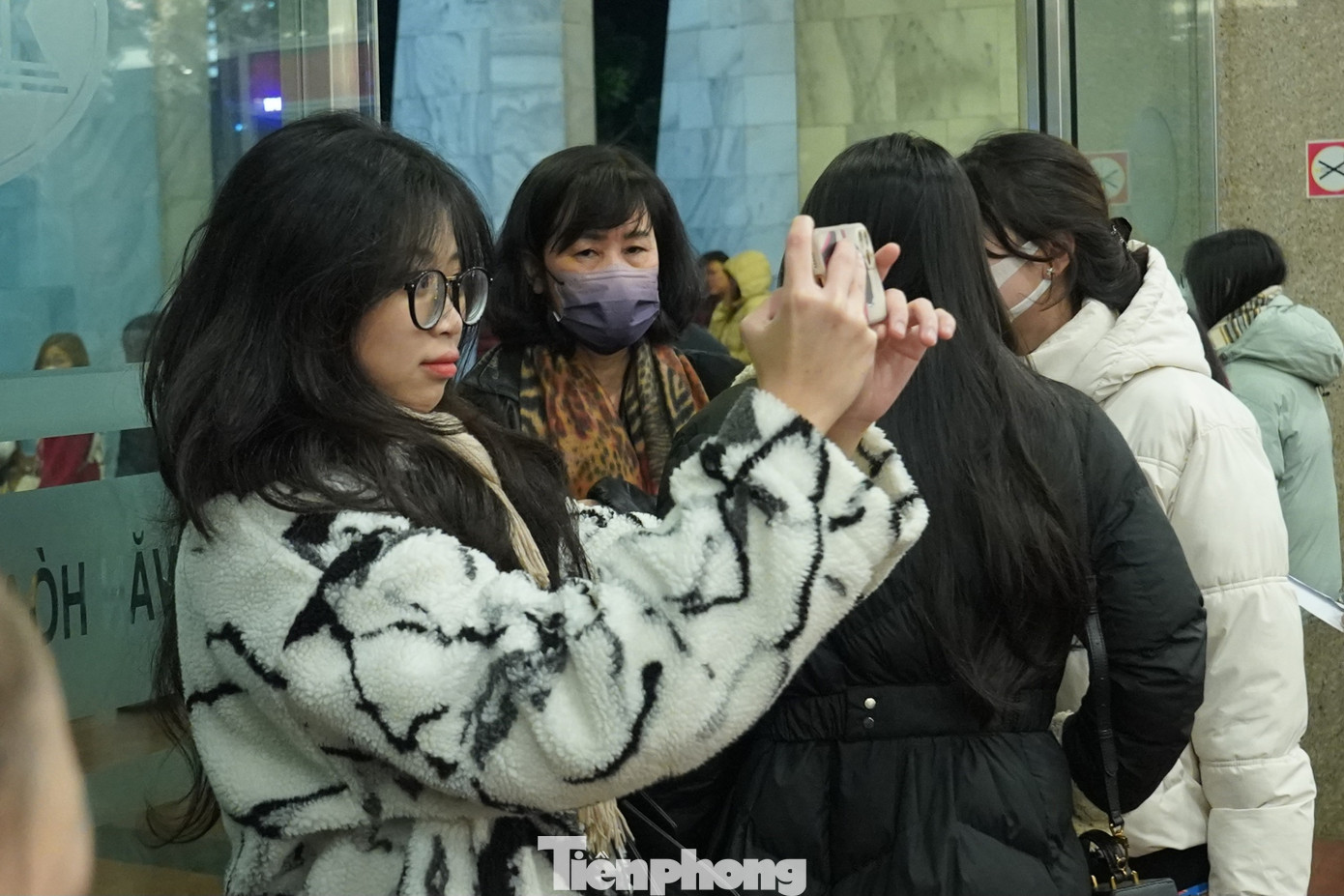 Nhiều bạn trẻ háo hức đến sớm, tranh thủ check-in trước khi vào xem chương trình.