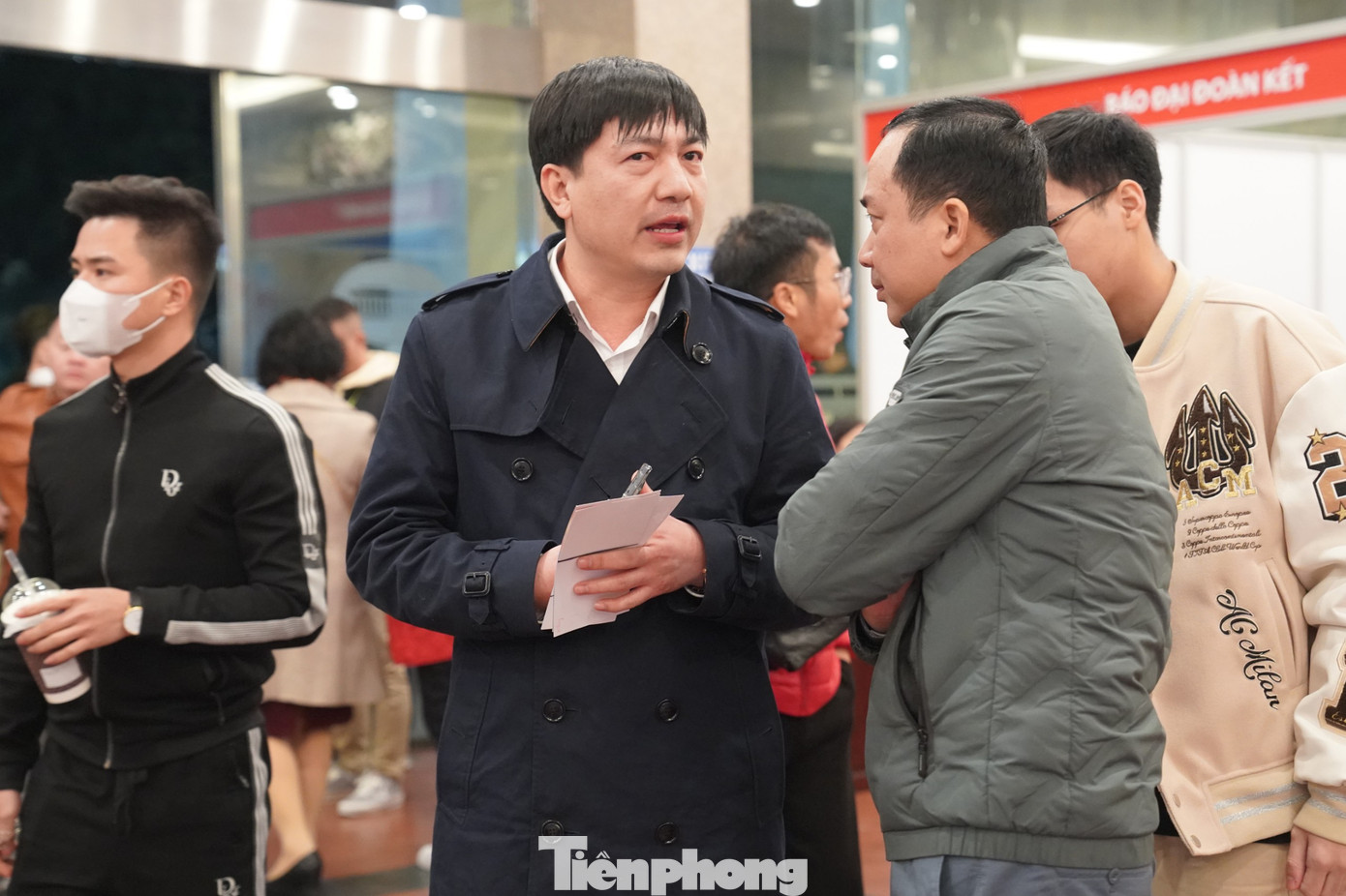 “Sau nhiều năm theo dõi Táo Quân qua màn hình tivi, tôi rất vui vì được đi xem trực tiếp. Năm nay, tôi mong muốn Táo Quân tiếp tục mang đến những miếng hài sâu cay về vấn đề xã hội đang nóng như nghệ sĩ từ thiện hoặc chuyến bay giải cứu. Dàn diễn viên nếu có sự đổi mới cũng thú vị hơn”, Hoàng Vũ cho biết.