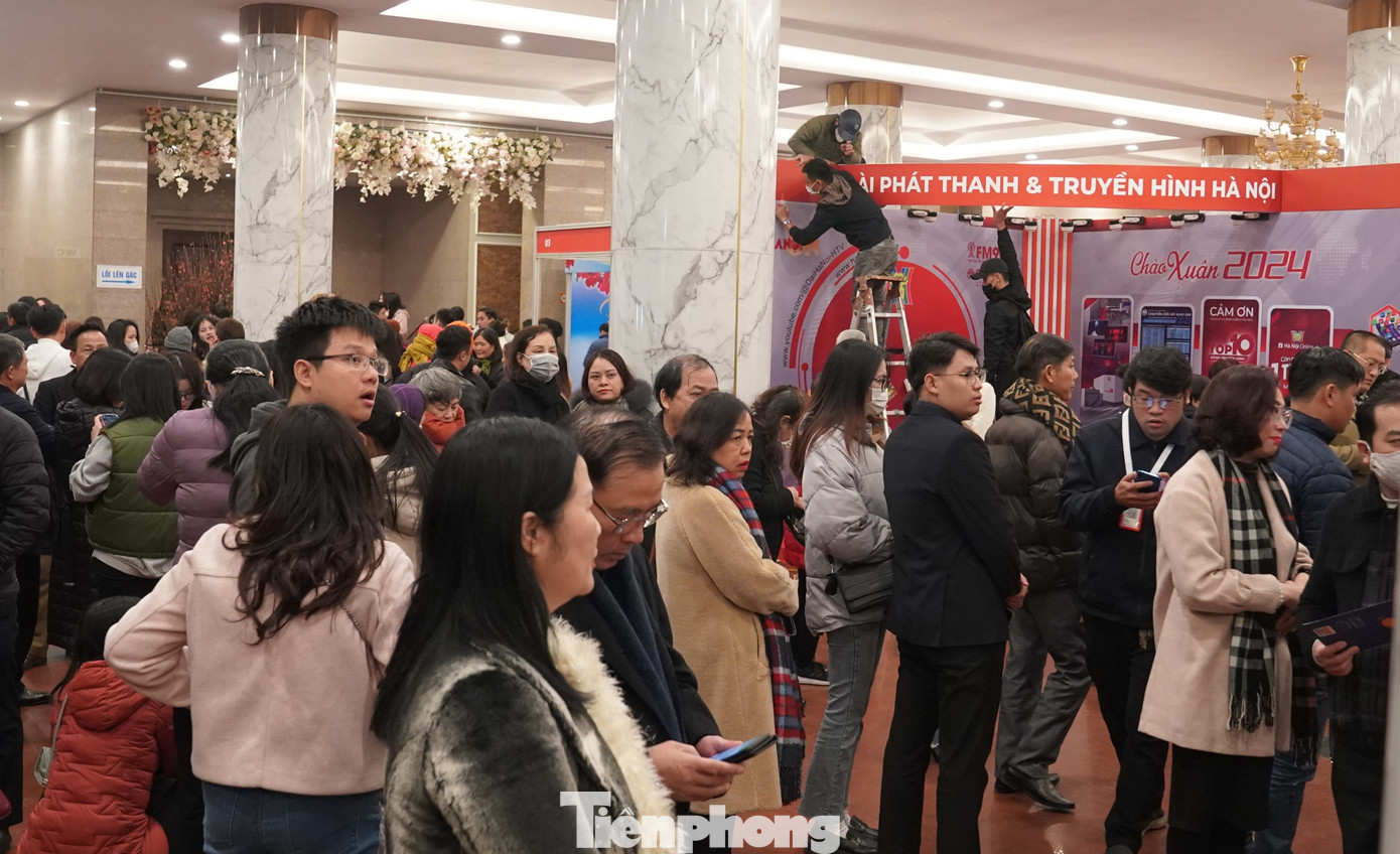 Nhà đài dự kiến khởi quay vào 19h30, nhưng từ sớm khu vực sảnh Cung Văn hóa Hữu nghị trở nên đông đúc, nhộn nhịp. Dòng người nối đuôi nhau xếp hàng tại cửa soát vé. Ai ai cũng hào hứng khi có cơ hội xem trực tiếp chương trình ăn khách bậc nhất dịp Tết Nguyên đán.
