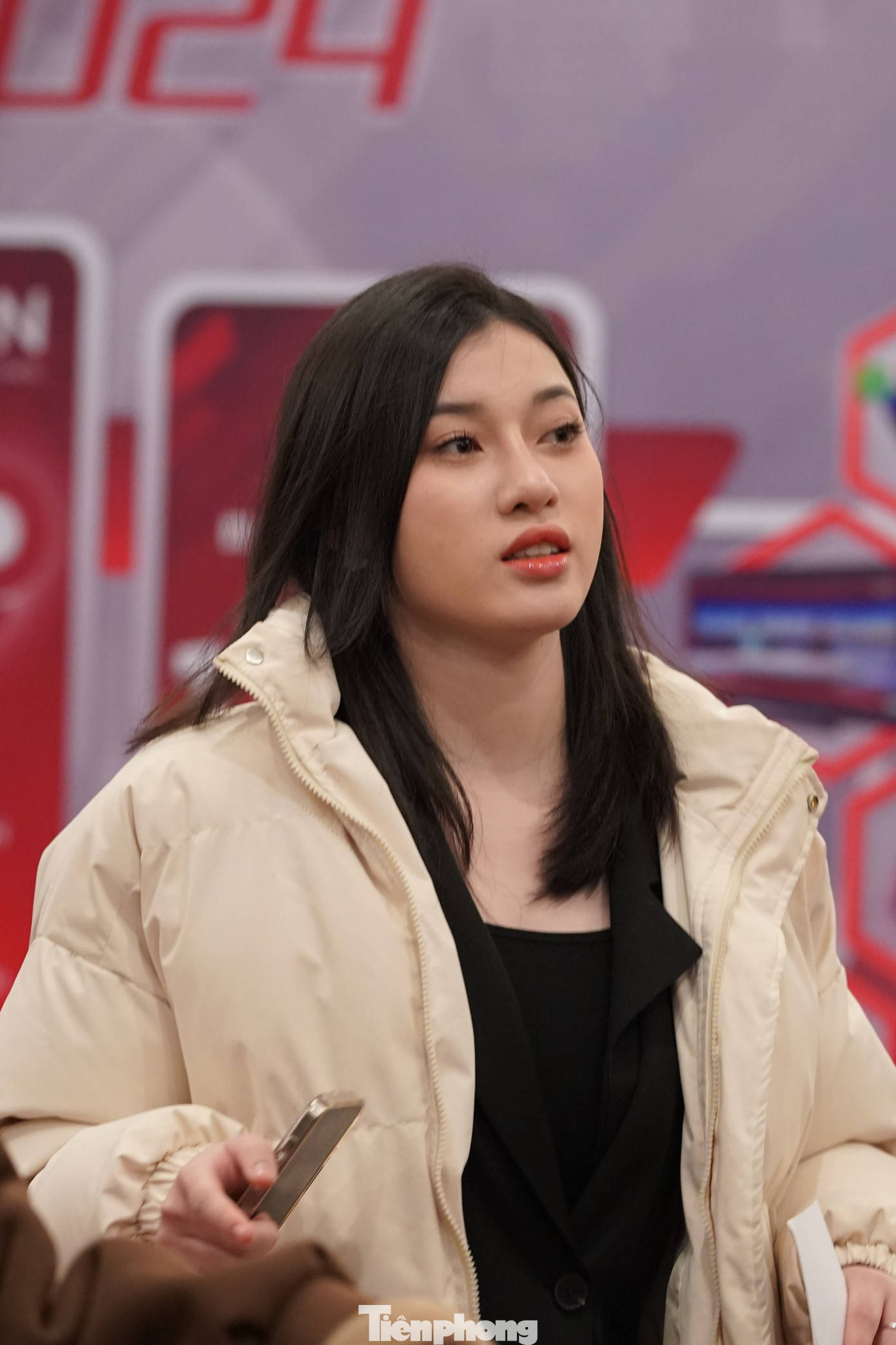 “Không thể gạt bỏ những gương mặt làm nên tên tuổi của chương trình. Nếu có diễn viên mới thì có thể để họ làm quen với những vai nhỏ rồi dần dần thay đổi. Nếu thay đổi luôn, một khán giả trung thành như mình khó có thể quen nổi”, Thanh Giang nêu.