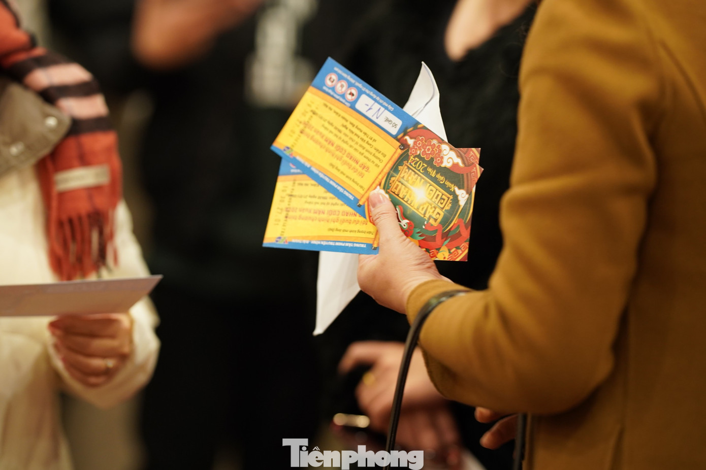 Nhiều người bán vé vào tận sảnh, ngay trước cửa soát vé để chào mời. Trước giờ ghi hình giá vé vẫn ở mức 10-12 triệu đồng/cặp. Càng sát giờ diễn, mức giá bắt đầu giảm xuống. Đến khoảng 20h, số lượng vé trong tay phe vé vẫn còn khá nhiều. Lúc này, giá vé ở những hàng ghế trung tâm vẫn ở mức 2-4 triệu đồng/cặp. Với vé ở tầng 2, xa sân khấu giá vé dễ chịu hơn, dao động từ 700.000-1 triệu đồng/cặp.