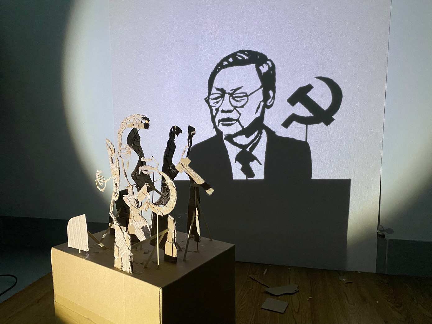 Tác phẩm điêu khắc ánh sáng chân dung Tổng Bí thư Nguyễn Phú Trọng của tác giả Huỳnh Minh Hưng. Tác phẩm điêu khắc ánh sáng chân dung Tổng Bí thư Nguyễn Phú Trọng của tác giả Huỳnh Minh Hưng.