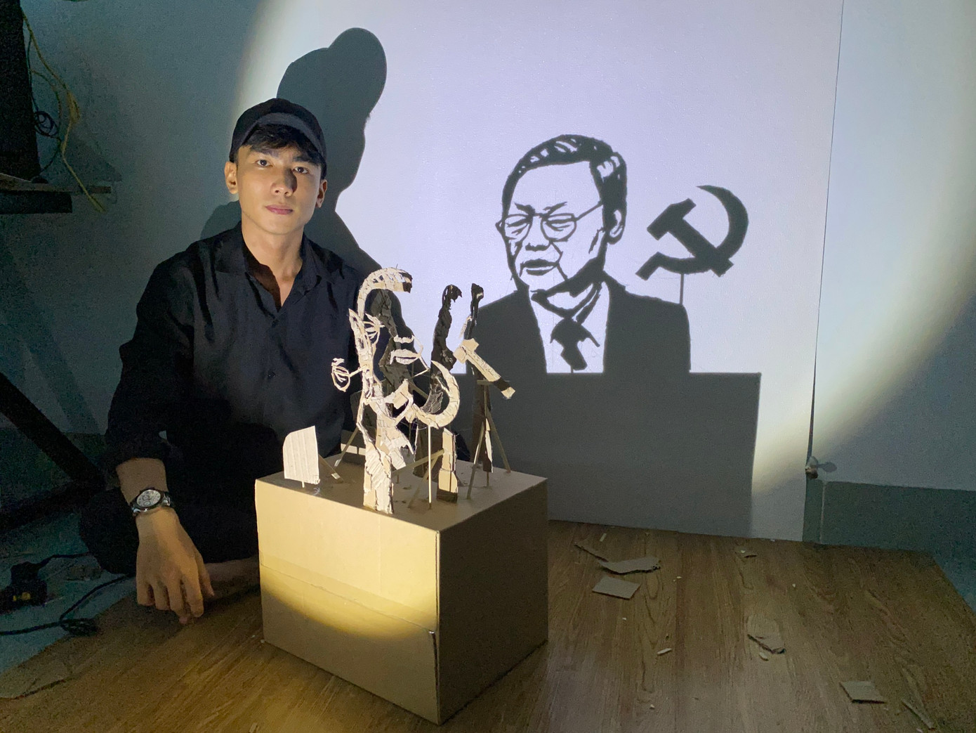 Tác giả Huỳnh Minh Hưng và bức điêu khắc ánh sáng chân dung Tổng Bí thư Nguyễn Phú Trọng. Tác giả Huỳnh Minh Hưng và bức điêu khắc ánh sáng chân dung Tổng Bí thư Nguyễn Phú Trọng.