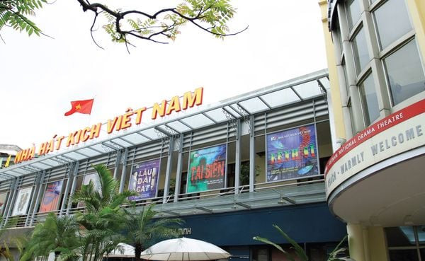 Nhà hát Kịch Việt Nam nằm khuất sau Nhà hát Lớn Hà Nội.