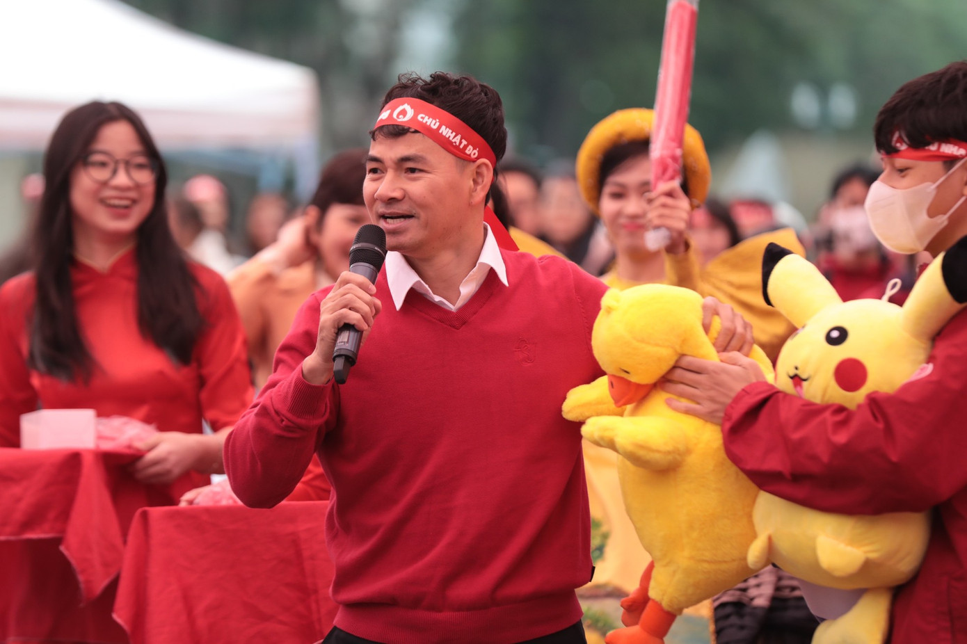 NSND Xuân Bắc ghi dấu trong nhiều mùa tổ chức Chủ nhật Đỏ. NSND Xuân Bắc ghi dấu trong nhiều mùa tổ chức Chủ nhật Đỏ.