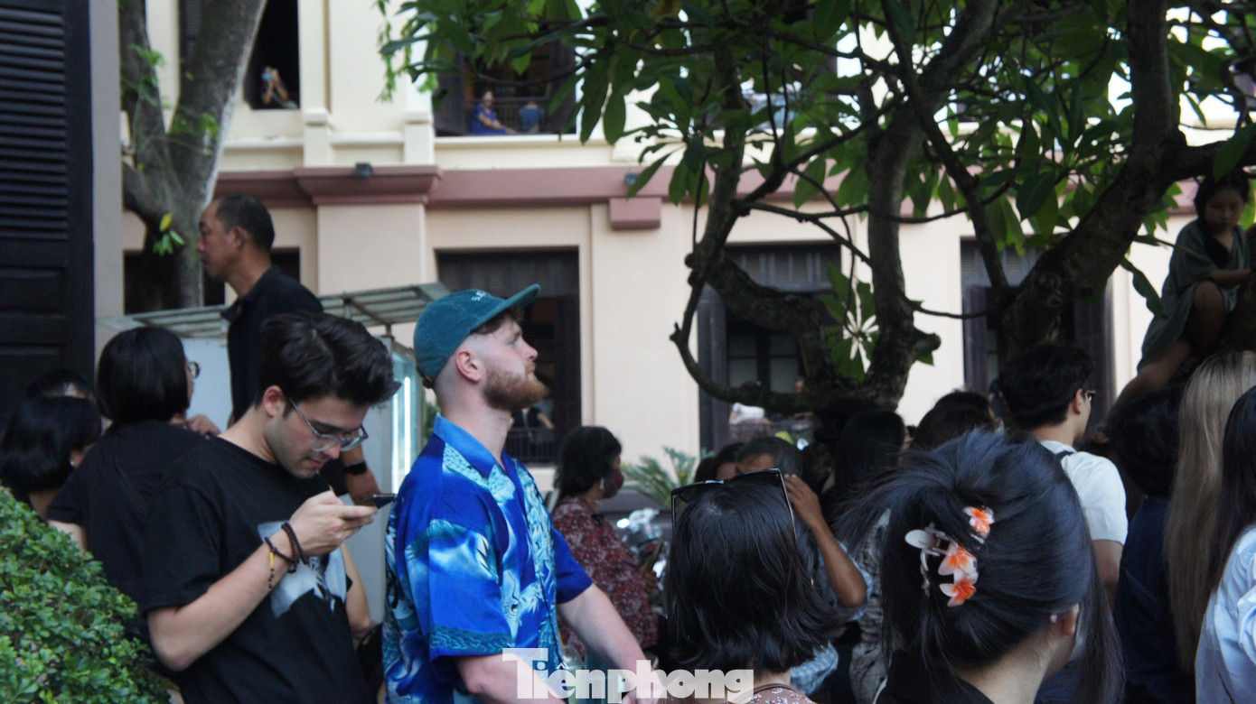 Khán giả say sưa đắm chìm trong những giai điệu âm nhạc thân thuộc. Sự kiện không chỉ thu hút người dân Thủ đô mà còn níu chân du khách quốc tế.